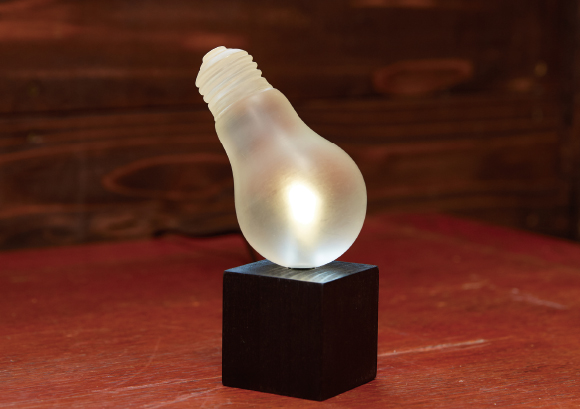 Magritte Lamp（nodoka –earth&crafts by 造形工房 四次元株式会社）- 透明樹脂を使ったノスタルジックなランプ