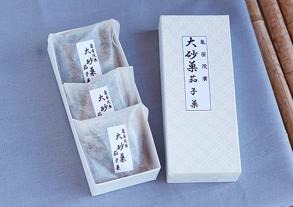 大砂菓 茄子菓（御菓子司 亀屋茂廣）- 水なすの色と風味、鮮やかに<br />
老舗の知恵と技術が生きる新作和菓子