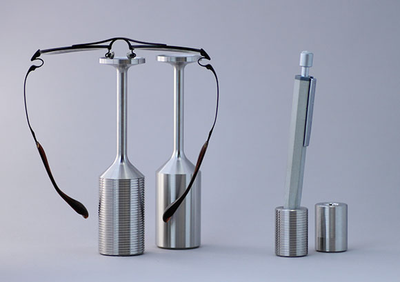 EYEGLASSES STAND・PEN STAND（大一精機株式会社）- 金属の削り目の美しさに惚れた