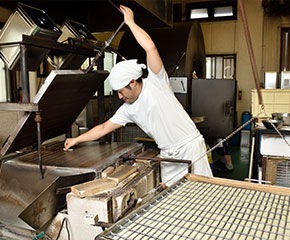 鉄板焼おかきせんべい「大人の燻製シリーズ」（株式会社米菓桃乃屋）