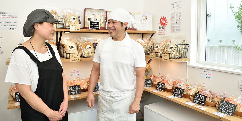 鉄板焼おかきせんべい「大人の燻製シリーズ」（株式会社米菓桃乃屋）