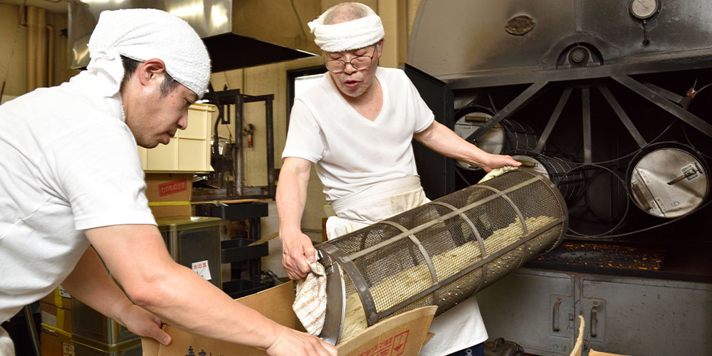 鉄板焼おかきせんべい「大人の燻製シリーズ」（株式会社米菓桃乃屋）