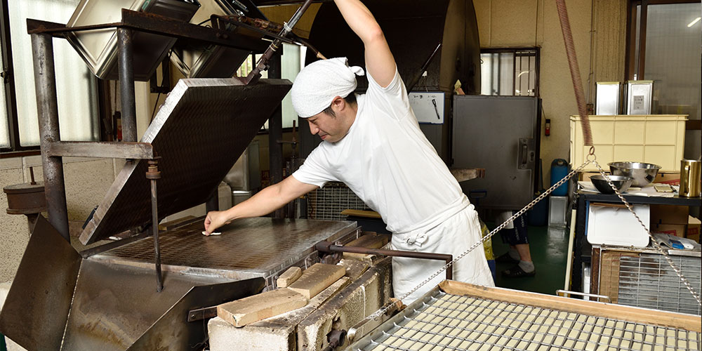 鉄板焼おかきせんべい「大人の燻製シリーズ」（株式会社米菓桃乃屋）